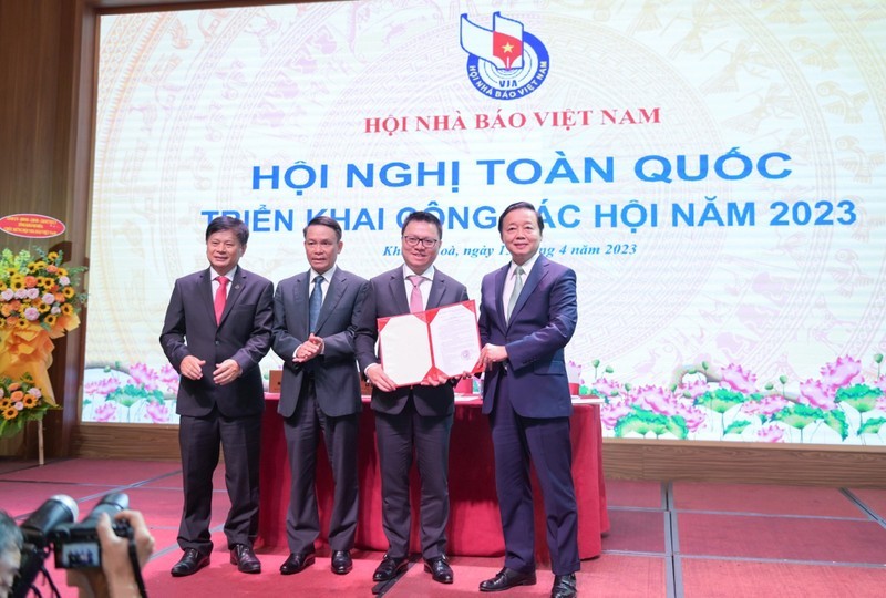 Phó Thủ tướng Trần Hồng Hà trao quyết định phê duyệt điều lệ Hội Nhà báo Việt Nam (Ảnh: Nhân dân).