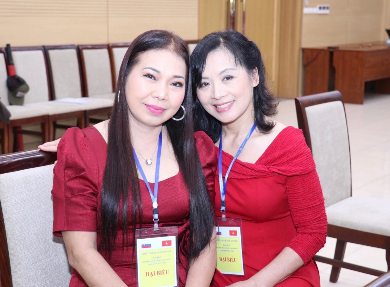 Bà Trần Nam Yến, từng công tác tại Nhà máy dệt MDZ Bratislava, Slovakia chụp ảnh cùng người bạn cũ tại Đại hội (Ảnh: Thu Hà).