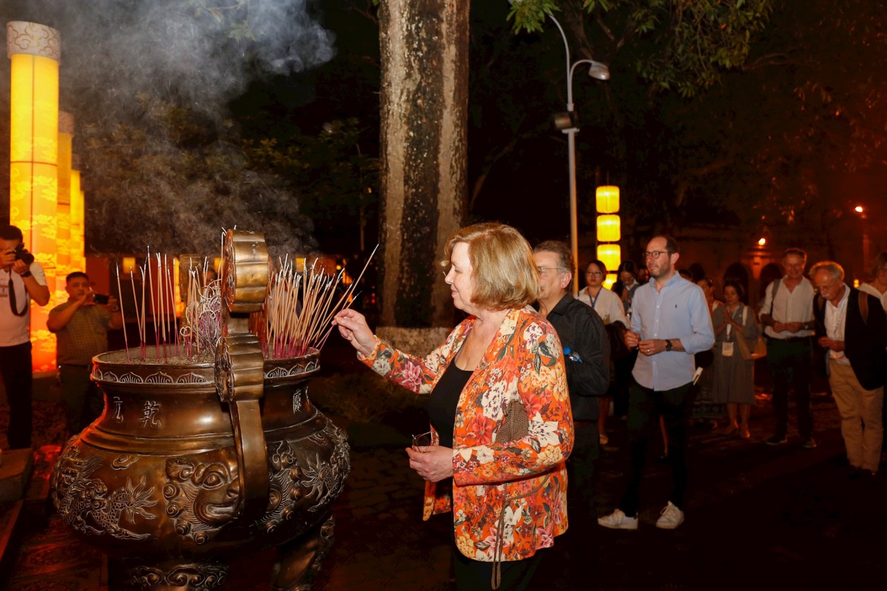 Bà Catherine Deroche cùng các đại biểu thực hiện nghi lễ dâng hương tại Hoàng thành Thăng Long (Ảnh: Hà Nội mới).