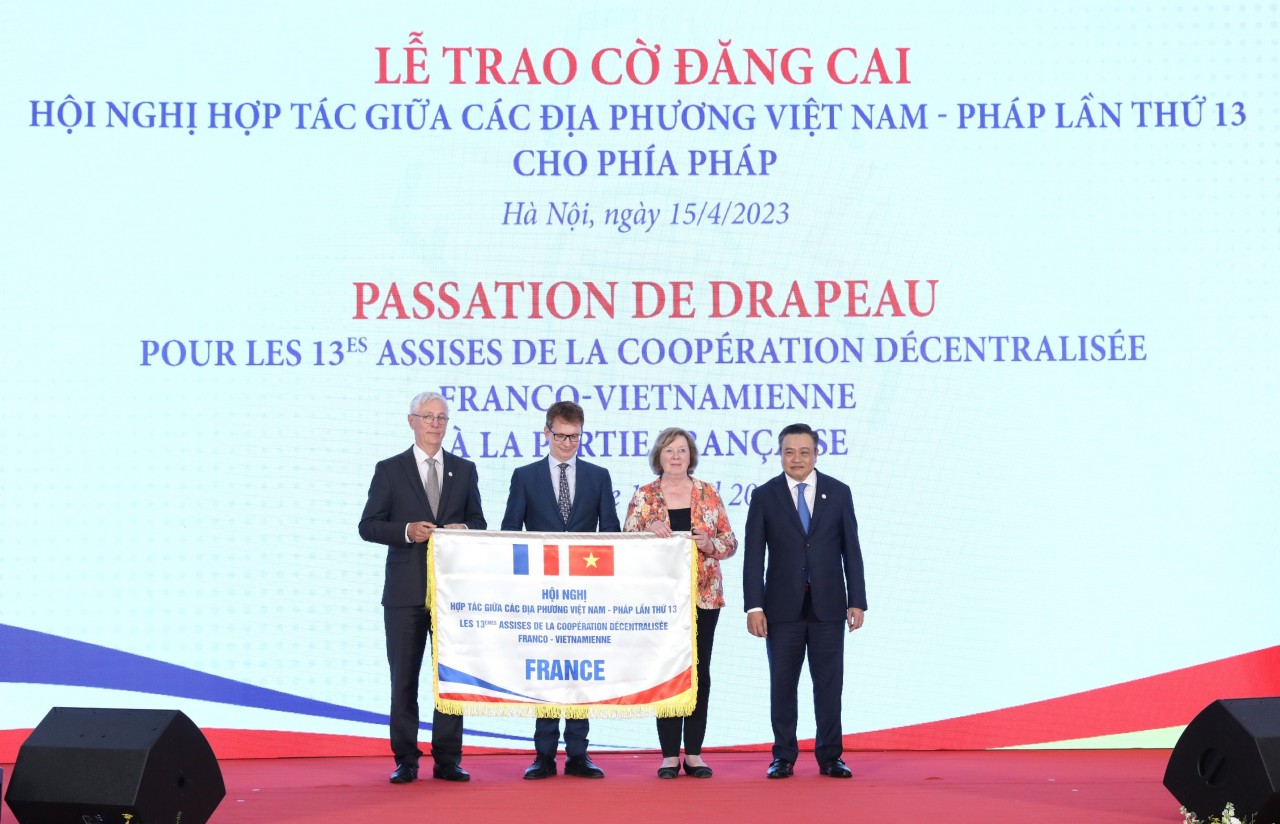 Lễ trao cờ đăng cai Hội nghị hợp tác giữa các địa phương Việt Nam - Pháp, lần thứ 13 cho phía Pháp.
