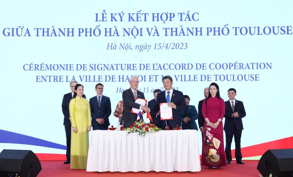 Lễ ký kết hợp tác giữa TP Hà Nội và TP Toulouse (Pháp) trong khuôn khổ lễ bế mạc Hội nghị hợp tác giữa các địa phương Việt Nam và Pháp lần thứ 12 (Ảnh: Kinh tế đô thị)