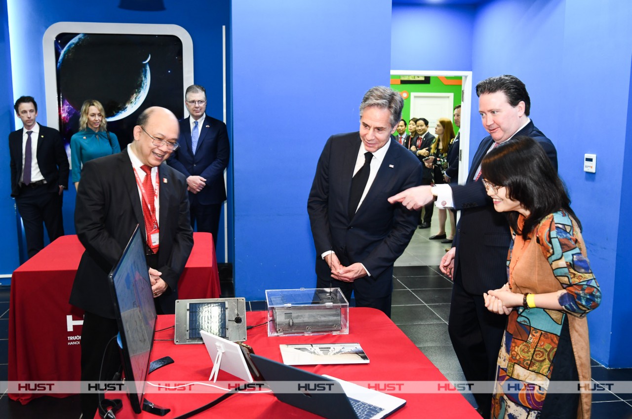Ngoại trưởng Hoa Kỳ hào hứng xem trình diễn robot tại Đại học Bách khoa Hà Nội