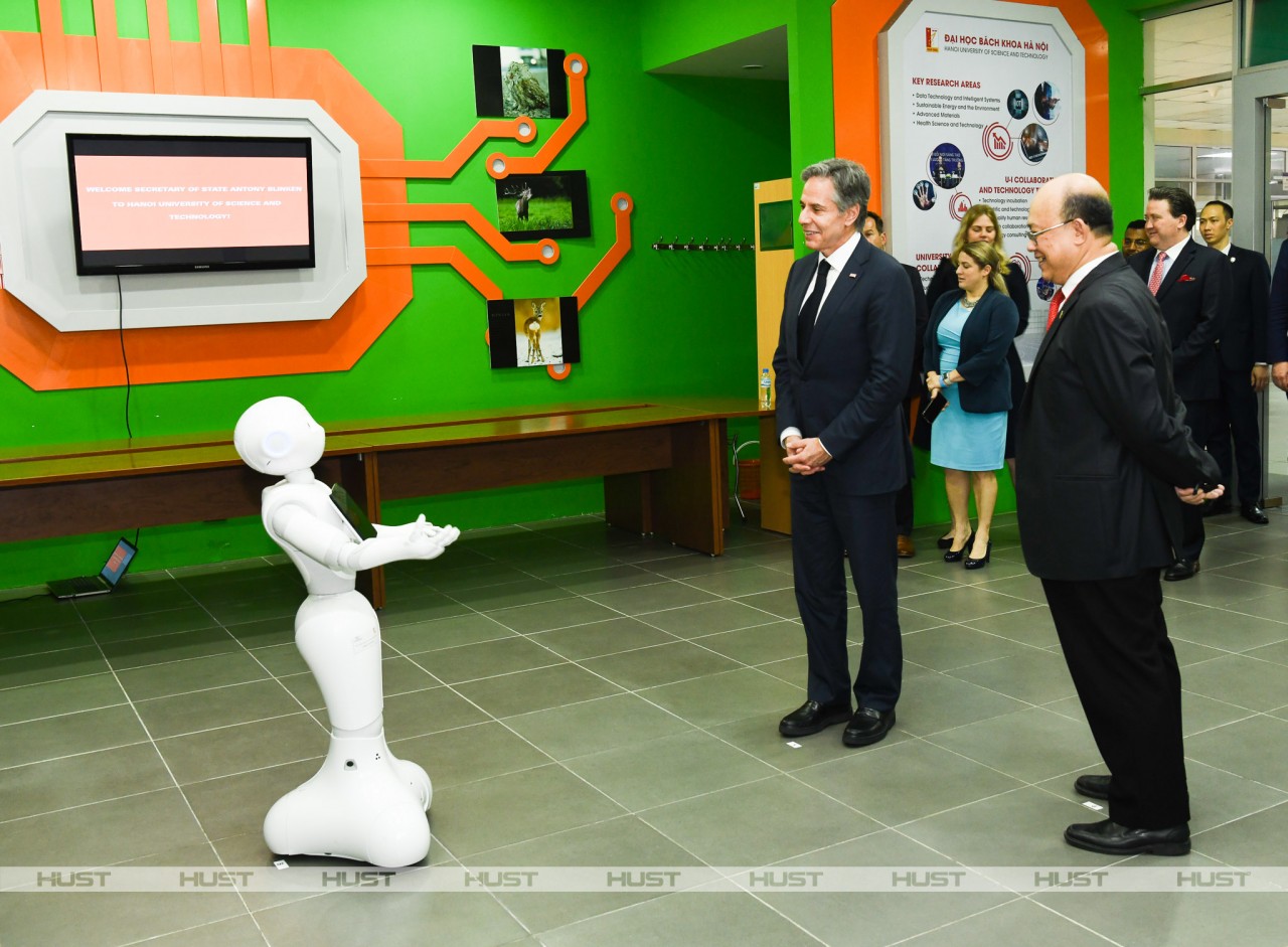 Ngoại trưởng Hoa Kỳ hào hứng xem trình diễn robot tại Đại học Bách khoa Hà Nội