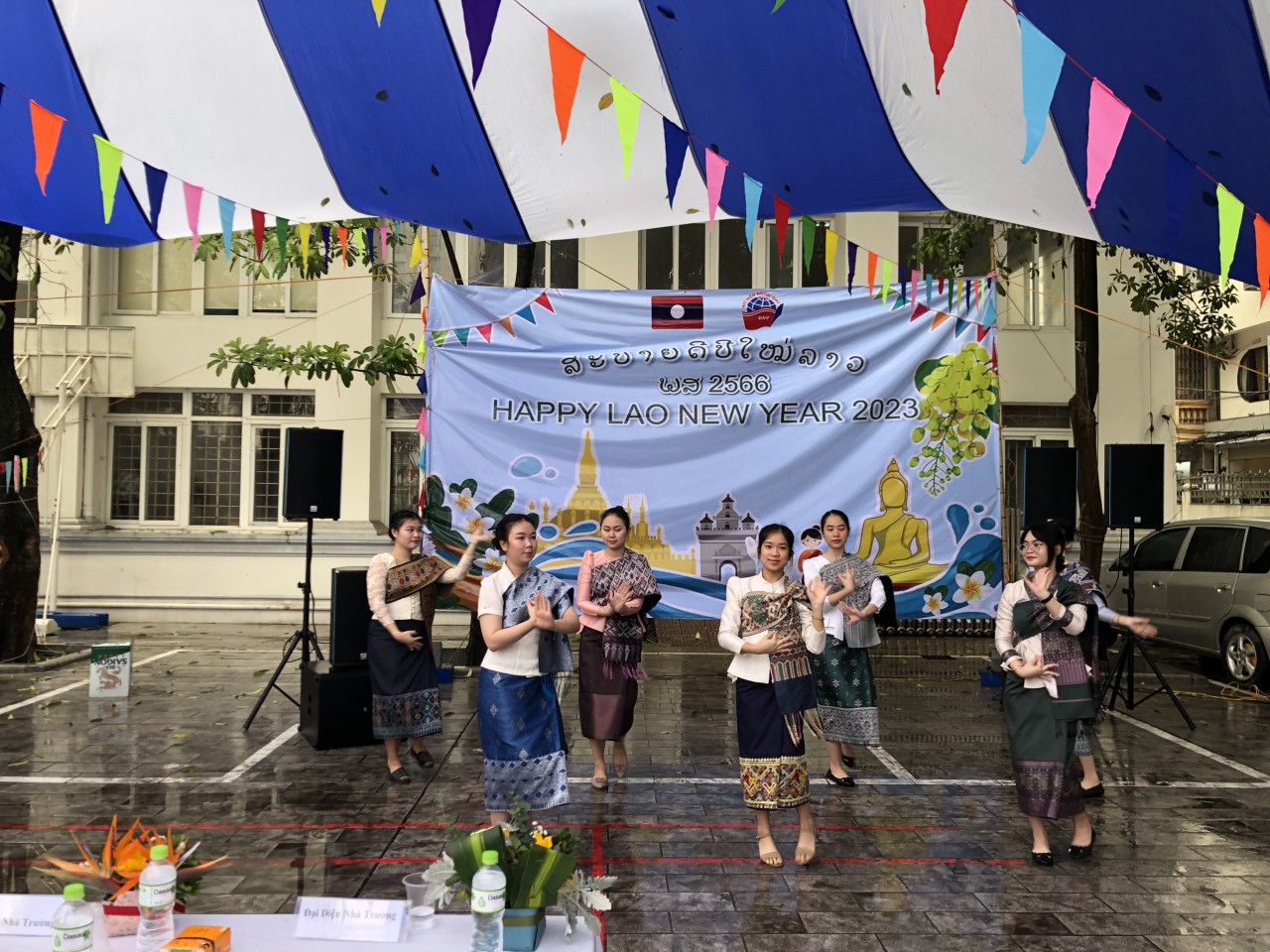 Sinh viên Lào tại Học viện Ngoại giao: Vui Tết Bun Pimay, ấm tình hữu nghị Sinh viên Lào tại Học viện Ngoại giao: Vui Tết Bun Pimay, ấm tình hữu nghị