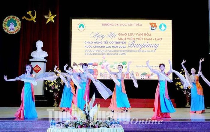 Ngày 14/4, Trường Đại học Tân Trào tổ chức Ngày hội giao lưu văn hóa sinh viên Việt Nam - Lào chúc mừng Tết cổ truyền Bunpimay, nước Cộng hòa Dân chủ Nhân dân Lào. Tại ngày hội, nhiều nội dung đã diễn ra như: giao lưu văn nghệ, giới thiệu nét đẹp văn hóa Việt Nam - Lào, tổ chức chào mừng Tết cổ truyền Bunpimay Lào với nhiều hoạt động lễ buộc chỉ cổ tay, làm tháp hoa và các món ăn truyền thống, chơi các trò chơi dân gian… (Ảnh: Báo Tuyên Quang)