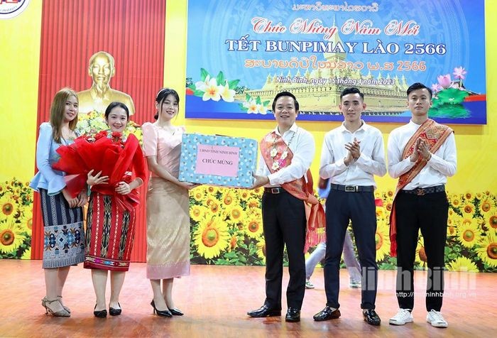 Nghi lễ đón Tết cho hơn 50 lưu học sinh Lào đang học tập tại trường Đại học Hoa Lư (Ninh Bình) được tổ chức chiều 15/4. Tại buổi lễ, Chủ tịch UBND tỉnh Phạm Quang Ngọc đã tặng quà chúc mừng các em lưu học sinh Lào và chúc các em một năm mới mạnh khoẻ, hạnh phúc.