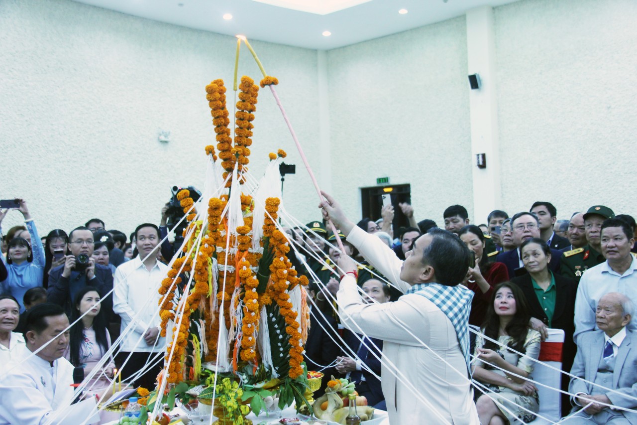 Tại Hà Nội, vào tối 11/4, Đại sứ quán nước Cộng hòa Dân chủ Nhân dân Lào tại Việt Nam tổ chức Lễ đón Tết cổ truyền Bunpimay 2566 (theo Phật lịch) của nhân dân các bộ tộc Lào. Trong ảnh, Đại sứ Sengphet HoungBoungnuang châm cây nến trên đỉnh của mâm Khoẳn tại Lễ đón Tết cổ truyền Bunpimay 2566 (theo Phật lịch) của nhân dân các bộ tộc Lào (Ảnh: Minh Anh).