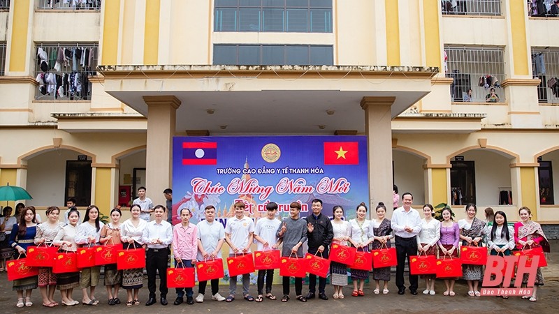 Tại buổi lễ, đại diện lãnh đạo Trường Cao đẳng Y tế Thanh Hóa đã trao tặng những phần quà ý nghĩa cùng lời chúc mừng năm mới tốt đẹp; đồng thời bày tỏ mong muốn trong năm mới các em lưu học sinh Lào tiếp tục nỗ lực hơn nữa trong học tập và rèn luyện; khôn