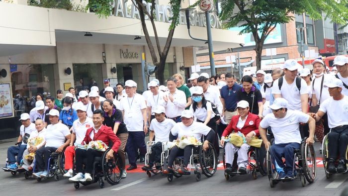 Hơn 1.000 người đã tham gia hoạt động đi bộ nhằm hưởng ứng Ngày người khuyết tật Việt Nam 18-4. (Ảnh: SGGP)