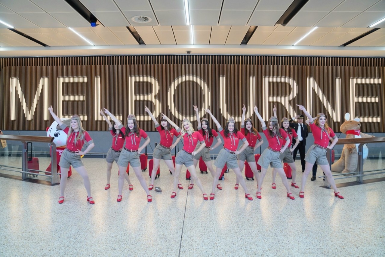 Các phi công, tiếp viên Vietjet trình diễn nhảy flashmob tại sân bay Melbourne.