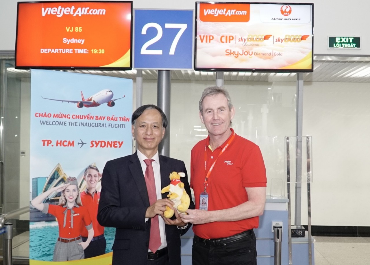 Đại sứ Việt Nam tại Úc - Nguyễn Tất Thành và Phó Tổng giám đốc Vietjet Michael Hickey (áo đỏ) chào mừng chuyến bay đầu tiên.