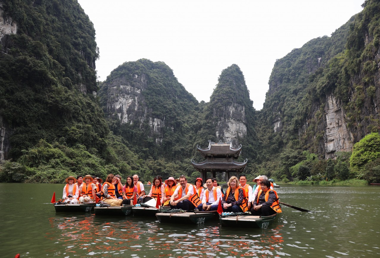 Các đại biểu tham quan tại Khu Du lịch sinh thái Tràng An (Ảnh: baoninhbinh.org.vn)