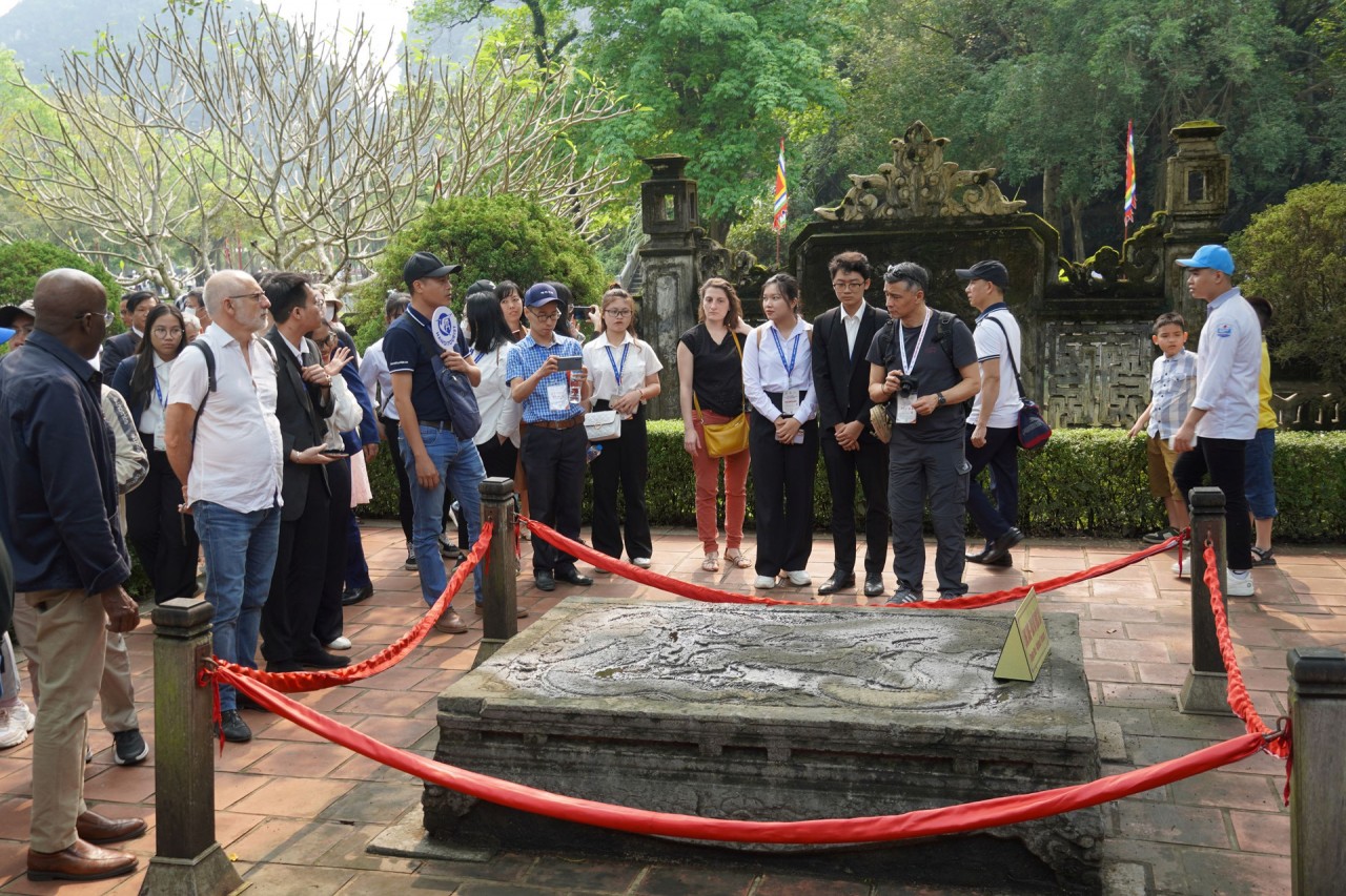 Đoàn đại biểu tham quan và nghe về lịch sử hào hùng của dân tộc Việt Nam (Ảnh: nguoihanoi.com.vn).
