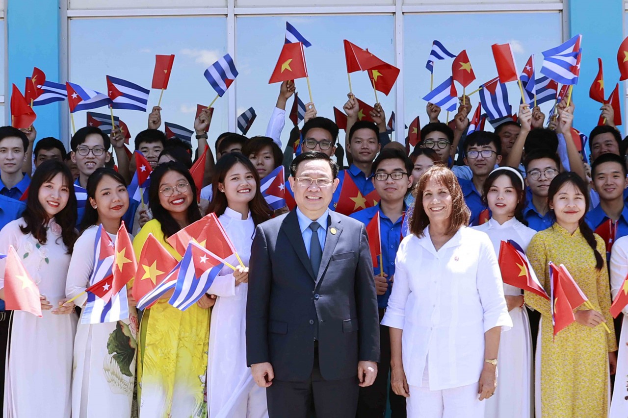 Chủ tịch Quốc hội Vương Đình Huệ và Phó Chủ tịch Quốc hội Cuba cùng sinh viên Việt Nam đang học tập tại Cuba (Ảnh: Vietnamnet)
