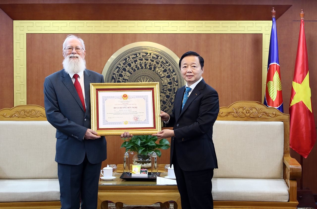 Phó Thủ tướng Trần Hồng Hà trao Bằng khen và Huân chương Hữu nghị cho Tiến sỹ Michael Parsons.