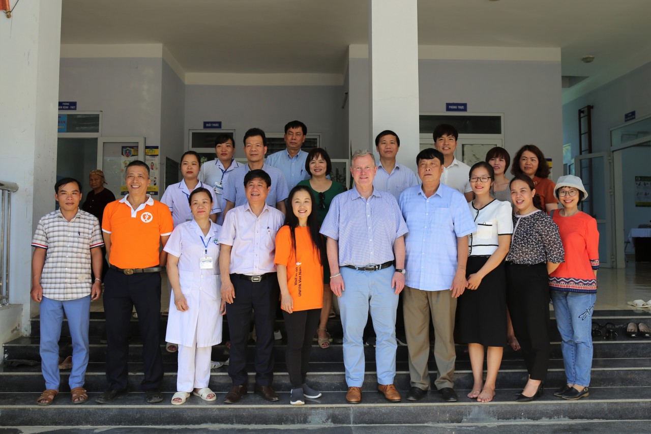 Đoàn công tác của Dự án UNFPA thăm và làm việc tại Trạm Y tế xã Bình Trung, huyện Chợ Đồn, tỉnh Bắc Kạn (Nguồn: UNFPA).