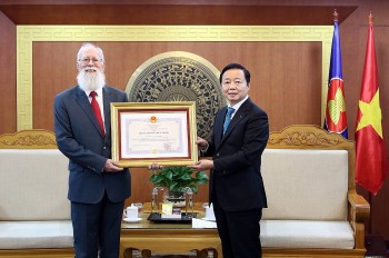 Vinh danh chuyên gia Australia có nhiều đóng góp cho ngành tài nguyên môi trường Việt Nam