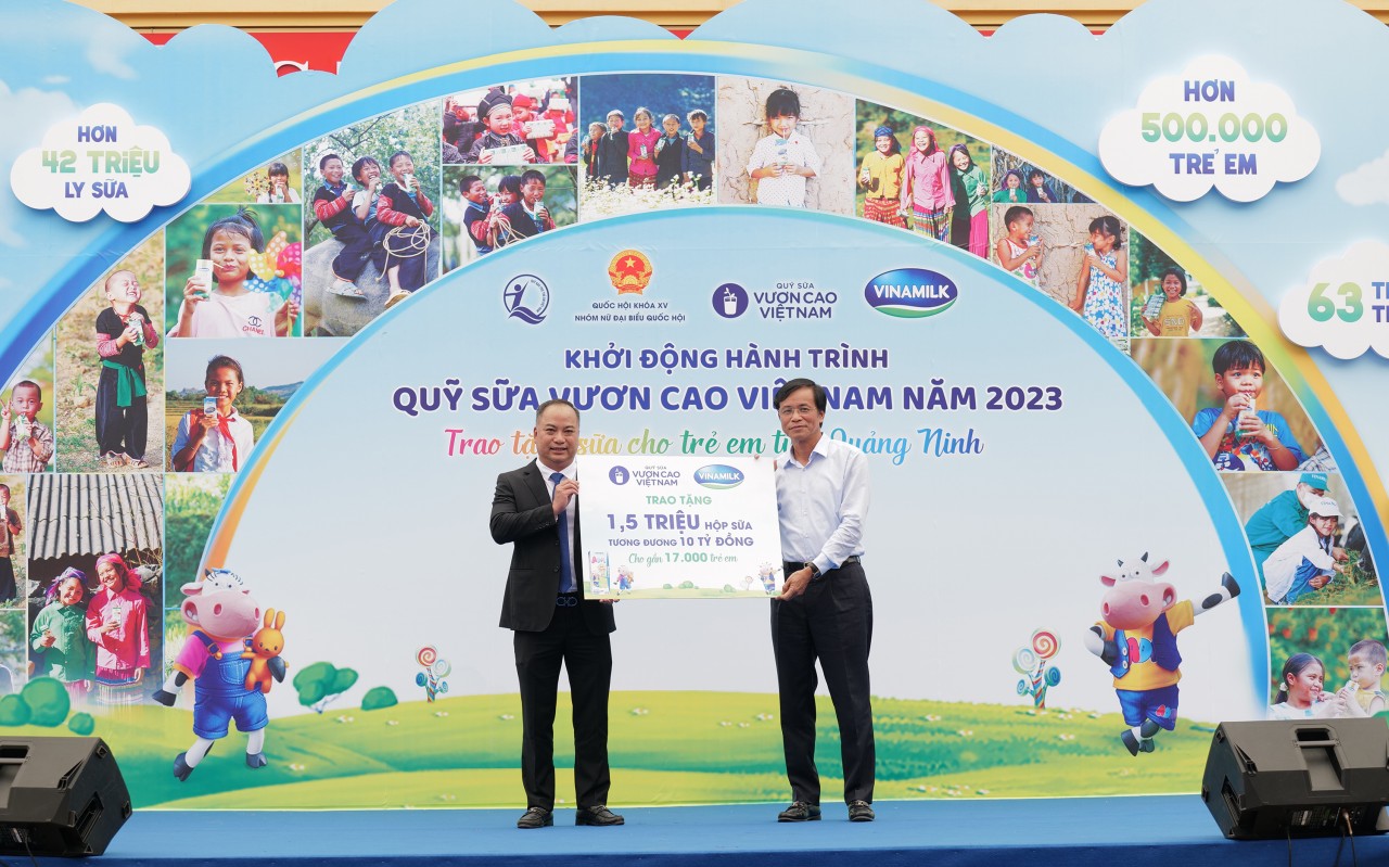 Ông Nguyễn Hạnh Phúc - Chủ tịch Hội đồng Quản trị Vinamilk (bên phải) trao bảng tượng trưng 1,5 triệu ly sữa của chương trình năm 2023 cho lãnh đạo Quỹ BTTEVN.