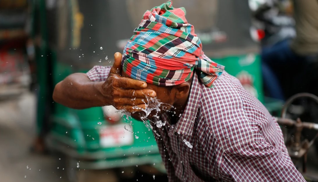 Một người kéo xe té nước lên mặt để giảm bớt nắng nóng ở Dhaka, Bangladesh vào ngày 16/4. Một người kéo xe té nước lên mặt để giảm bớt nắng nóng ở Dhaka, Bangladesh vào ngày 16/4 (Ảnh: Getty).