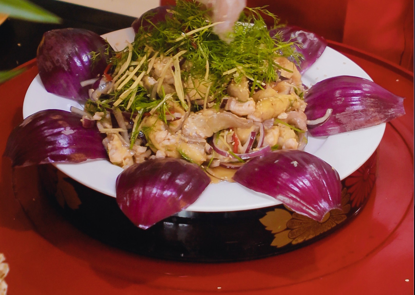 Món cá lăng trộn sake hành tím (Ảnh: KT).