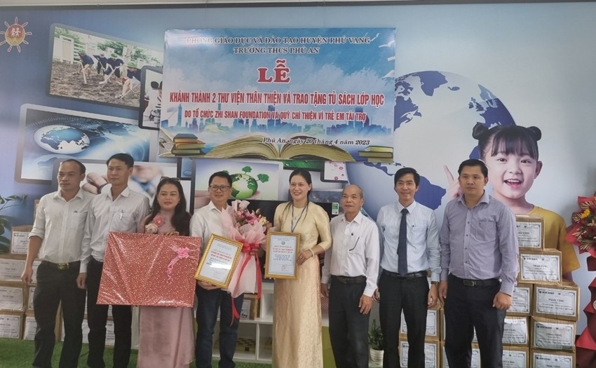 Trao tặng 2 thư viện thân thiện cho Trường THCS Phú An và Trường tiểu học Phú Hải (Ảnh: Báo Thừa Thiên Huế).