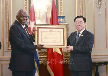 Chủ tịch Quốc hội Vương Đình Huệ trao Huân chương Hồ Chí Minh tặng Chủ tịch Quốc hội Cuba