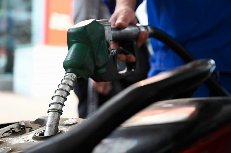 Giá xăng quay đầu giảm về dưới 24.000 đồng/lít