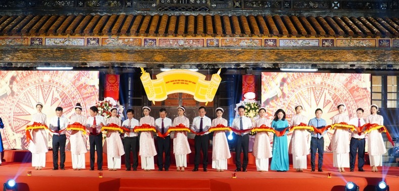 Phó Thủ tướng Chính phủ Trần Lưu Quang cùng các đại biểu cắt băng khai mạc Ngày Sách và Văn hóa đọc Việt Nam lần thứ hai năm 2023.