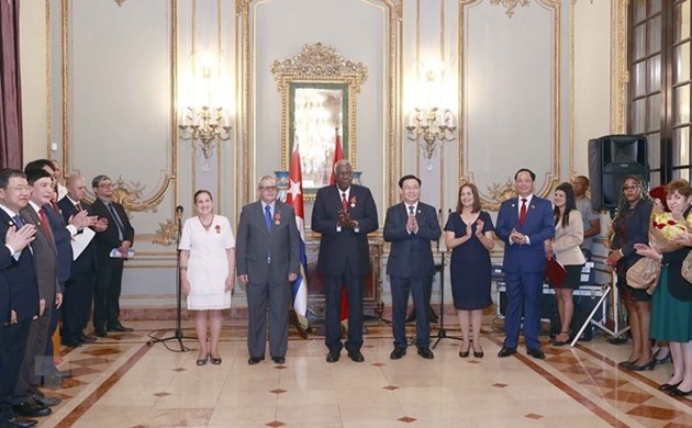 Trao Huân chương Hồ Chí Minh tặng Chủ tịch Quốc hội Cuba