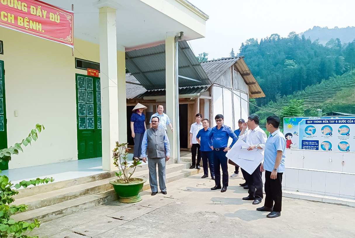 Đoàn công tác của Đoàn Đại sứ quán Ấn Độ tại Việt Nam thăm Trường Mầm non Chợ Chậu (xã Lùng Vai, huyện Mường Khương) (Ảnh: Hán Hiền).