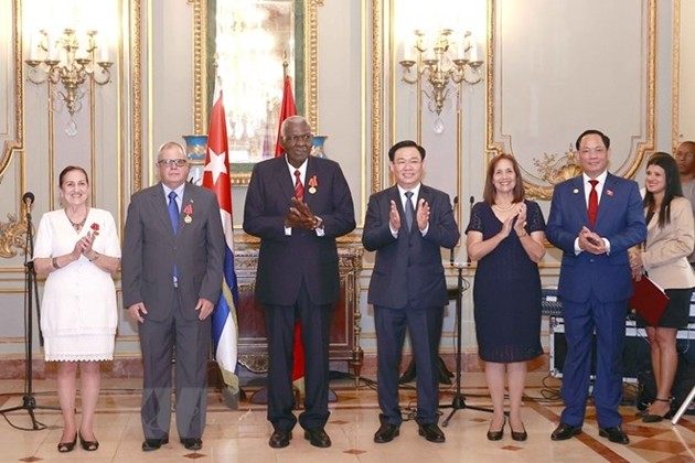 Trao Huân chương Hồ Chí Minh tặng Chủ tịch Quốc hội Cuba
