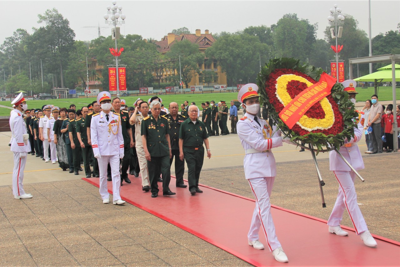 Các đại biểu vào Lăng viếng Chủ tịch Hồ Chí Minh