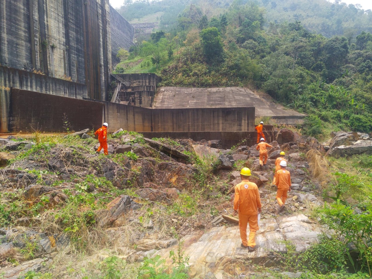 Kiểm tra hố xói, hạ lưu đập