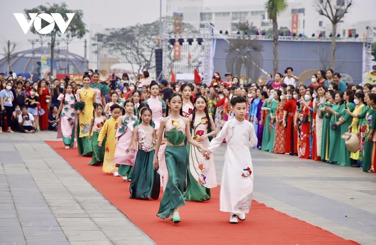 Xác lập kỷ lục áo dài "non sông gấm vóc" dài nhất Việt Nam tại Lễ hội Đền Hùng 2023
