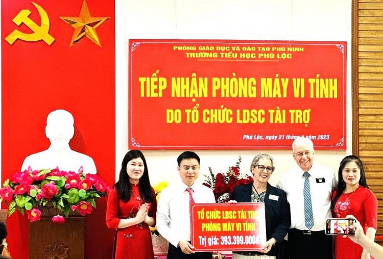 LDSC tài trợ thiết bị phòng máy tính cho trường Tiểu học Phú Lộc trị giá gần 400 triệu đồng