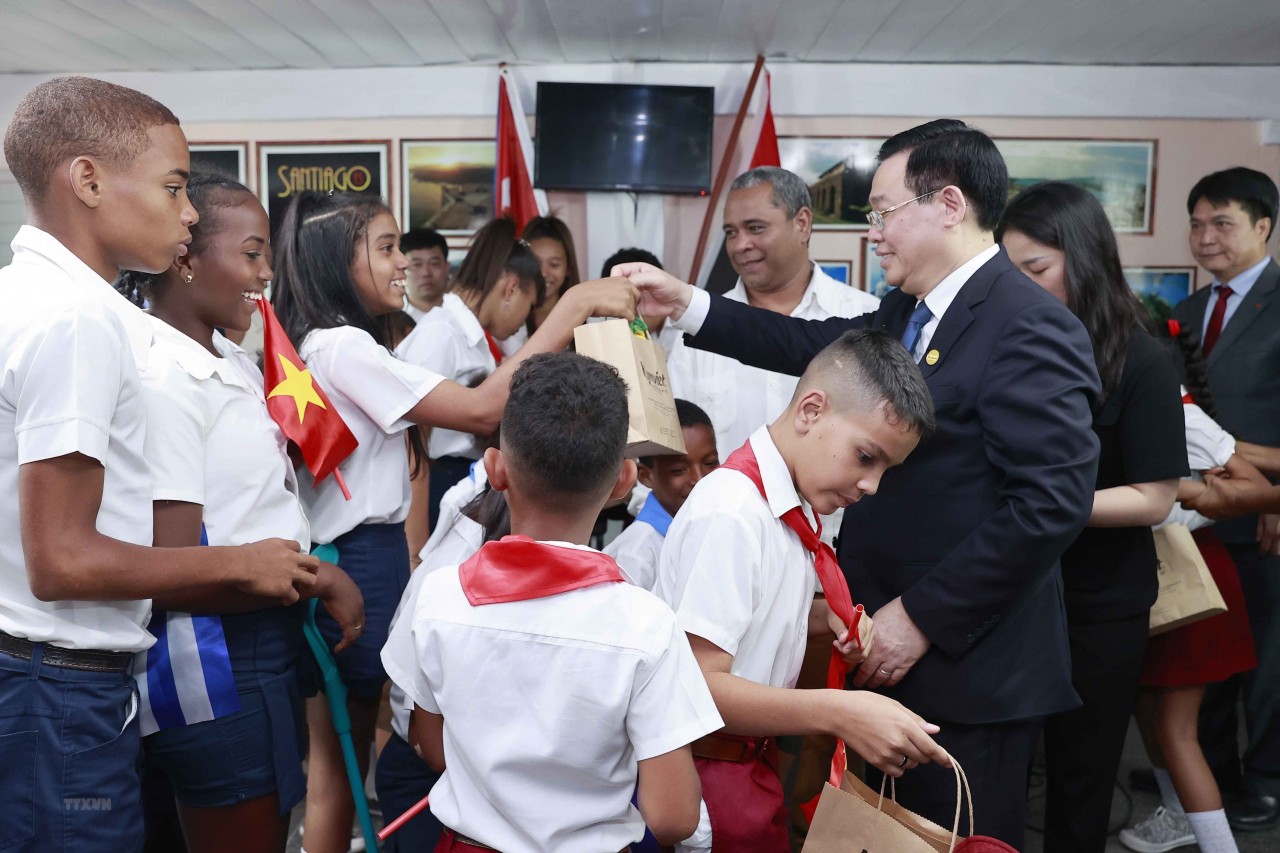 Chủ tịch QH thăm Trường phổ thông đặc biệt hữu nghị Cuba-Việt Nam | Chính trị | Vietnam+ (VietnamPlus)
