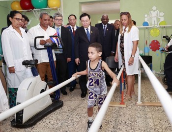 Chủ tịch Quốc hội thăm Trường phổ thông đặc biệt hữu nghị Cuba-Việt Nam