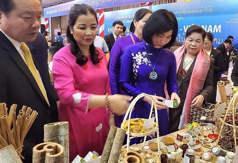 Các đại biểu của thành phố Hà Nội tham dự Hội nghị phát triển làng nghề, vùng nguyên liệu và kết nối tiêu thụ sản phẩm Hà Nội - Viêng Chăn 2023 tại Thủ đô Viêng Chăn (Ảnh: Báo Công thương).