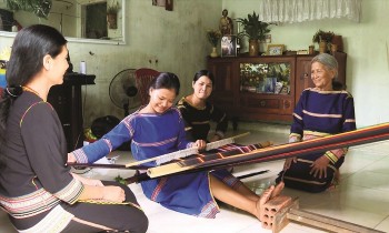 Gia đình 3 thế hệ giữ nghề dệt truyền thống