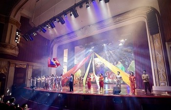 Tặng gần 1.000 vé Gala xiếc Việt Nam - Lào cho lưu học sinh Lào tại Đà Nẵng