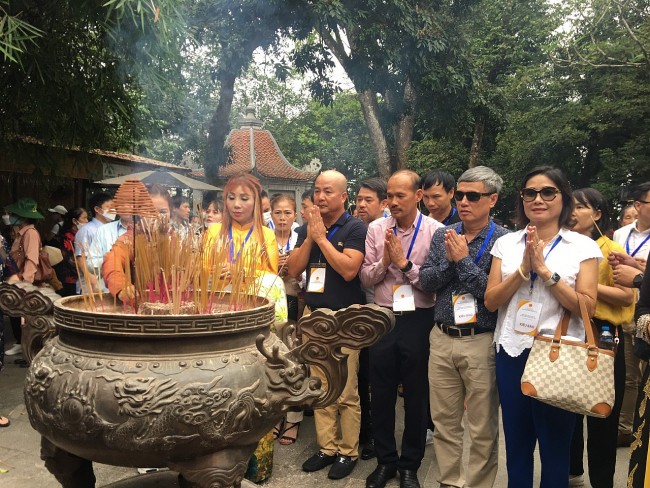 Kiều bào từ 23 quốc gia về Đất Tổ dâng hương tưởng nhớ các Vua Hùng