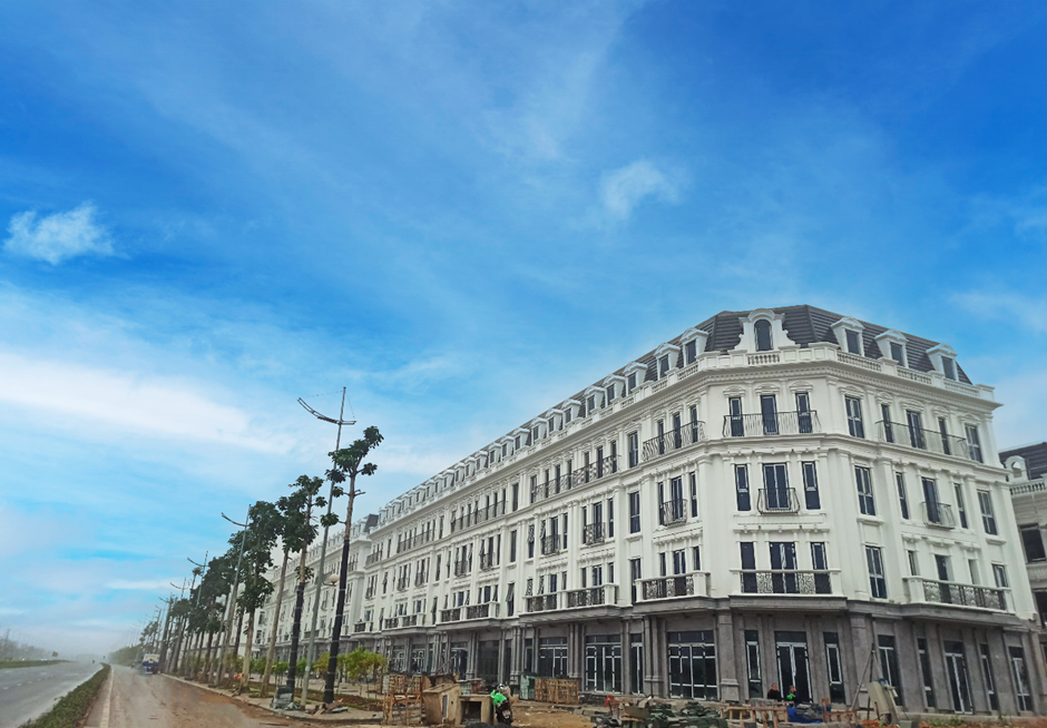 Toàn bộ biệt thự và shophouse của Sunshine Capital Tay Thang Long đã hoàn thành kết cấu móng, thân, đang thi công ốp lát đá ngoài nhà, lắp đặt lan can, cửa vách kính, dự kiến bàn giao vào quý II/2023