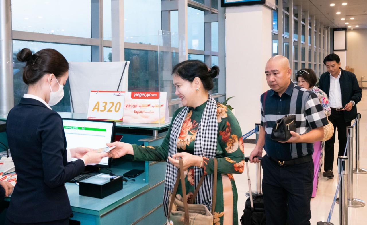 Hành khách trên chuyến bay khai trương hào hứng trước hành trình Cần Thơ - Vân Đồn (Quảng Ninh).