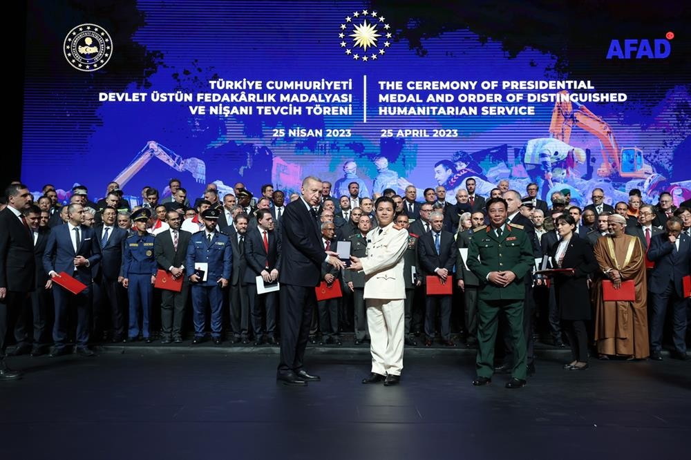 Tổng thống Thổ Nhĩ Kỳ trao Huân chương ghi công cho đại diện Đoàn cứu nạn, cứu hộ của Bộ Công an Việt Nam (Ảnh: Bộ Công an).
