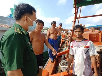 ngu dan ben tre cuu nan mot nguoi nuoc ngoai troi dat tren bien