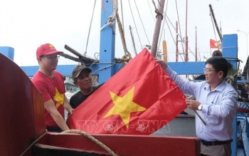 Trao tặng 3.000 lá cờ Tổ quốc cho ngư dân bám biển Trường Sa