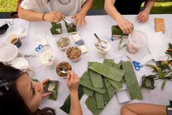 banh chung gan ket nguoi viet xa xu voi que huong nguon coi