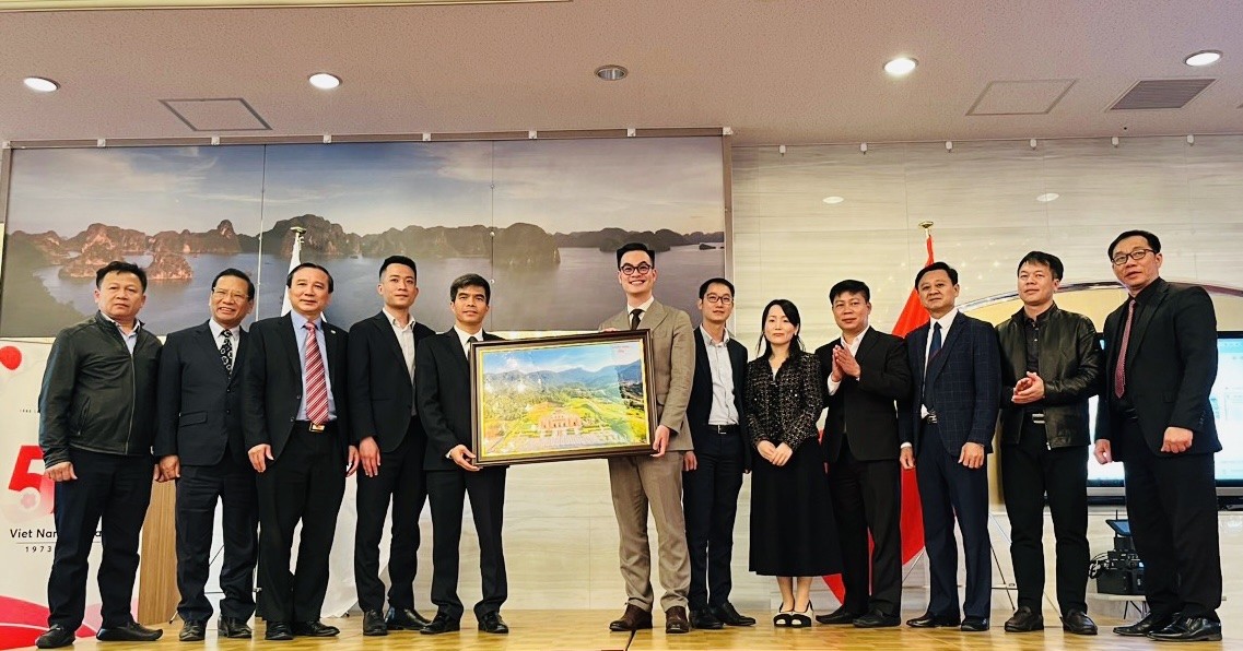 Đoàn công tác của tỉnh Bắc Giang tặng quà chúc mừng Hội đồng hương Bắc Giang tại Nhật Bản.