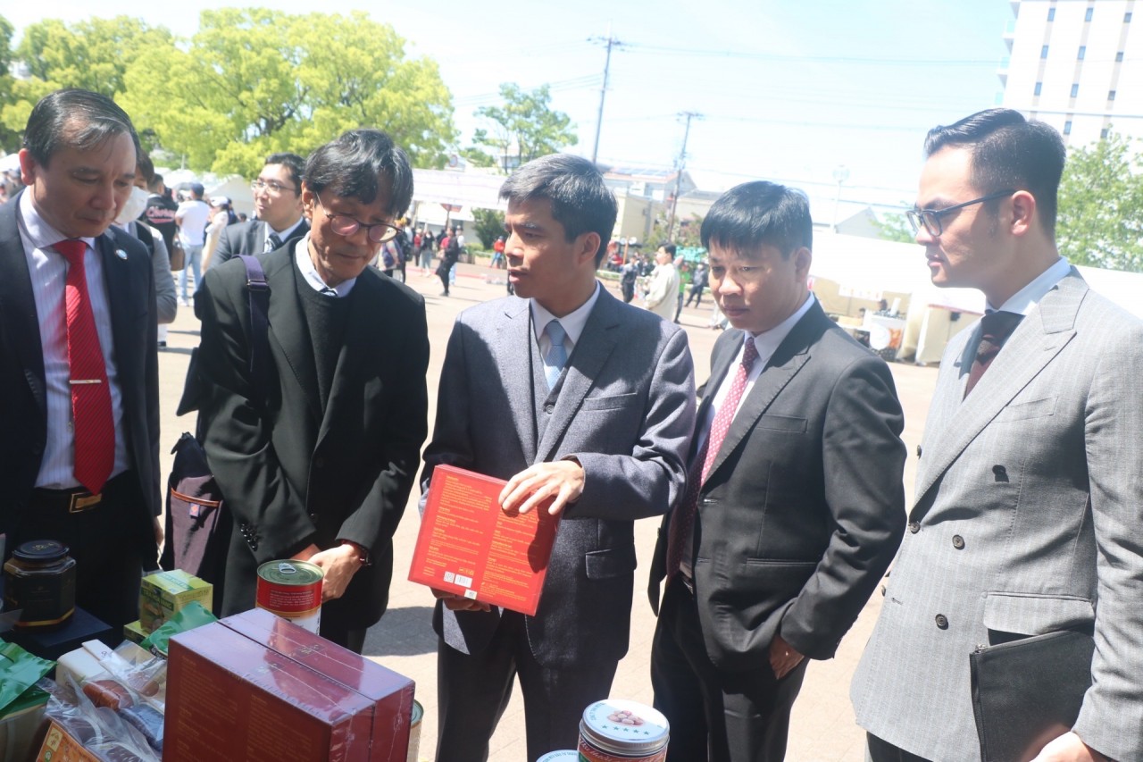 Đoàn công tác của tỉnh Bắc Giang giới thiệu sản phẩm chủ  lực, đặc trưng của Bắc Giang với các bạn Nhật Bản tại Osaka, Nhật Bản