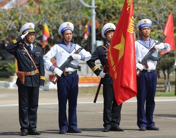 Xúc động lễ chào cờ tại Trường Sa